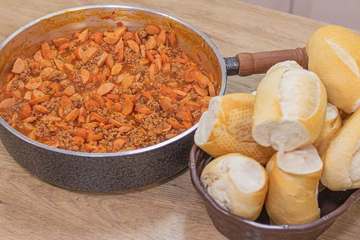 Molho de carne moída com salsicha simples e rápido para o la