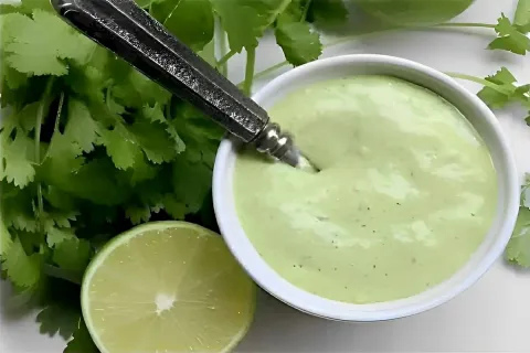 Molho verde de alho delicioso e perfeito para acompanhar ham
