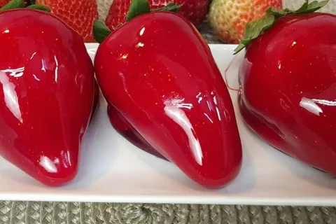 Morango do amor com aquela calda vermelha bem crocante e bri