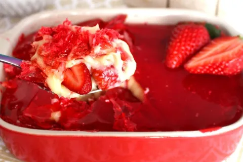 Morango do amor na travessa, que combina a fruta fresca com 