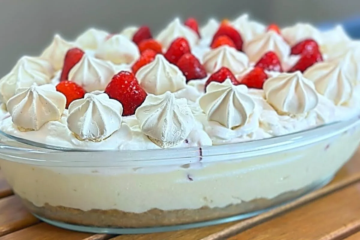 Morangonoffe cremoso com chantilly e morango, sobremesa prát