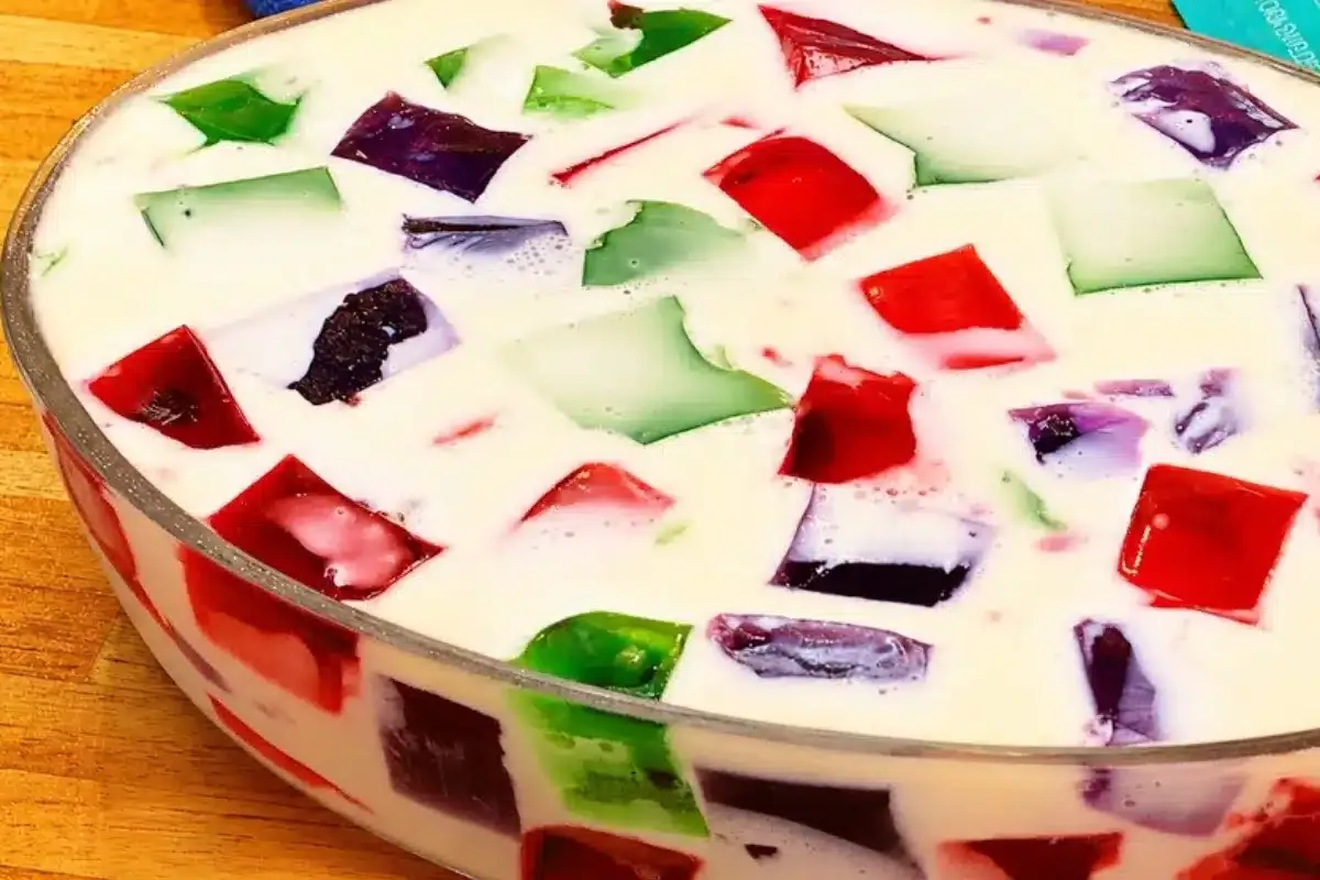Mosaico de gelatina tradicional super colorido e cremoso, um