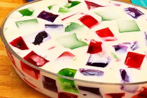 Mosaico de gelatina tradicional super colorido e cremoso, um