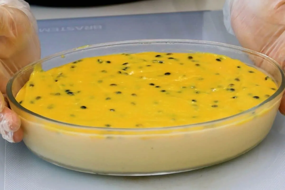 Mousse com calda de maracujá especial: sobremesa refrescante