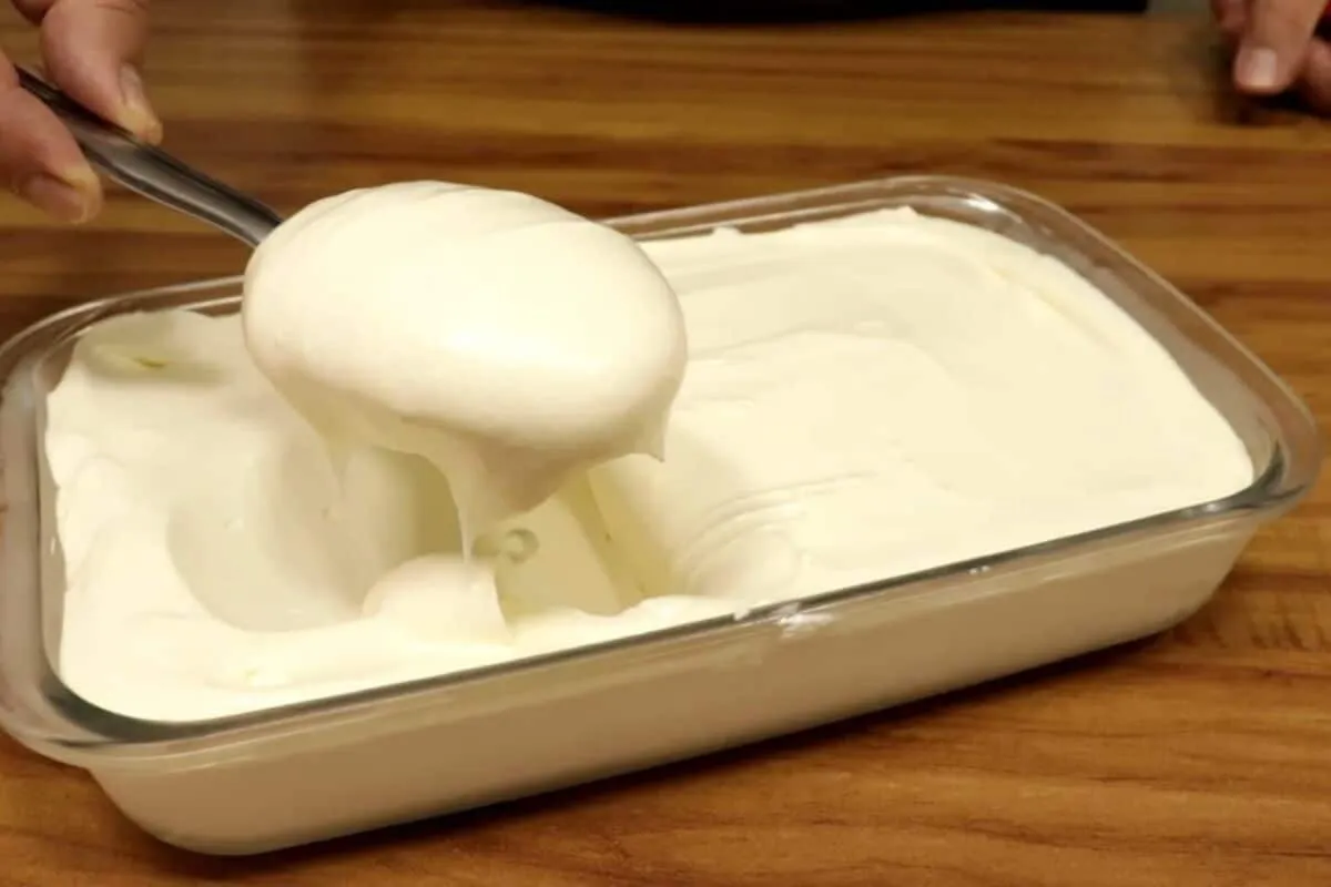 Mousse cremoso de leite ninho que fica pronto em minutos e tem uma textura aerada irresistível de dar água na boca