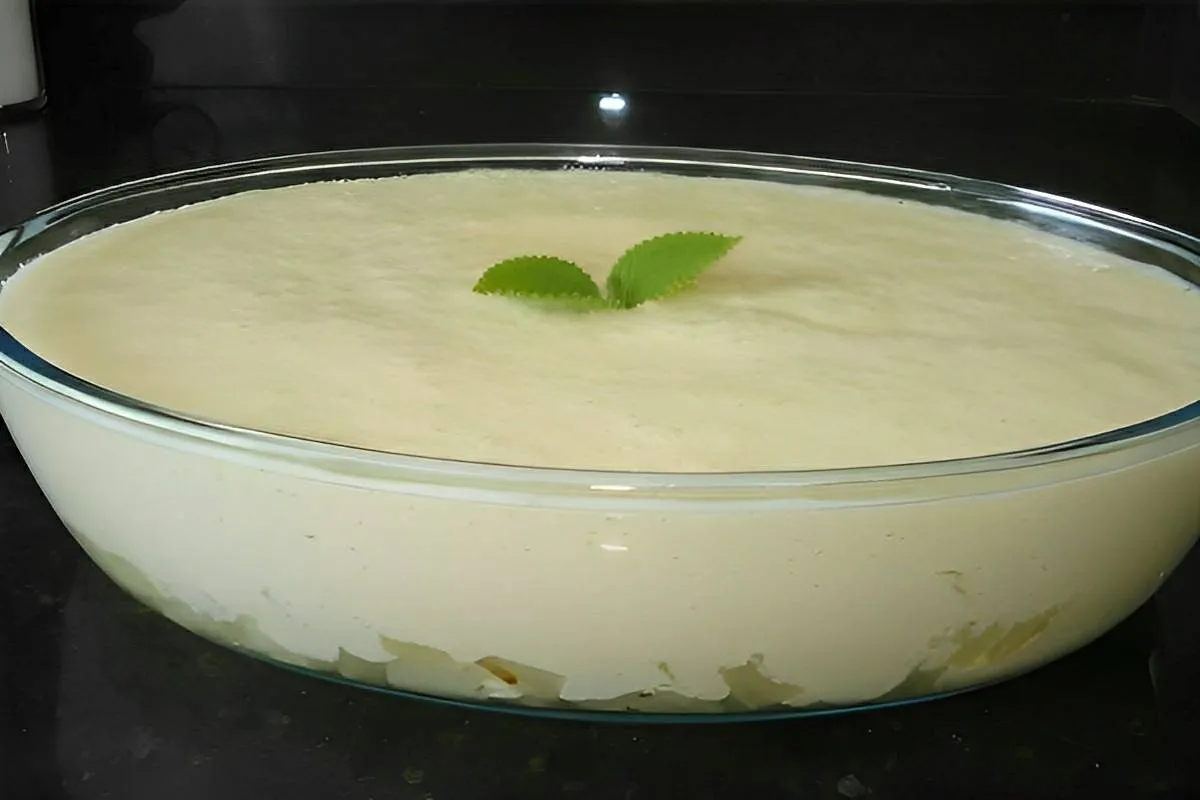 Mousse de abacaxi muito refrescante feita com poucos ingredi