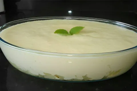 Mousse de abacaxi muito refrescante feita com poucos ingredi