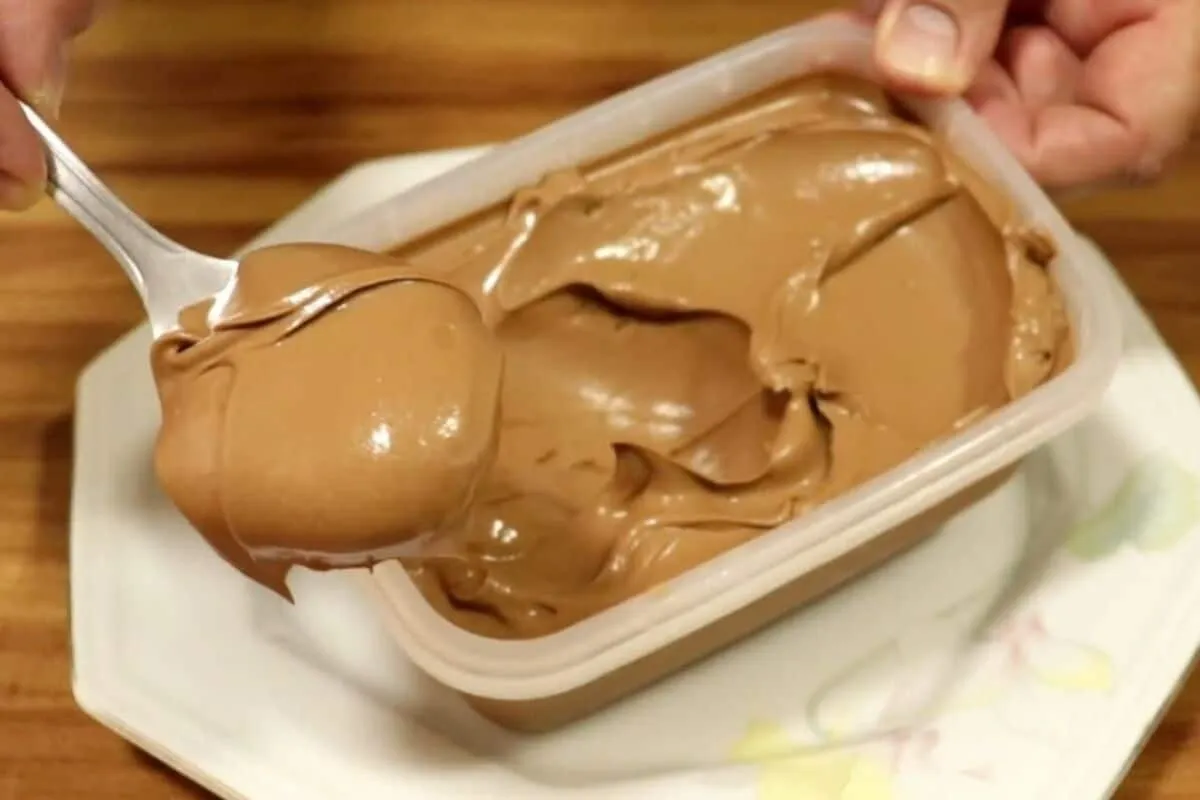 Mousse de chocolate cremoso com 3 ingredientes para sua sobr