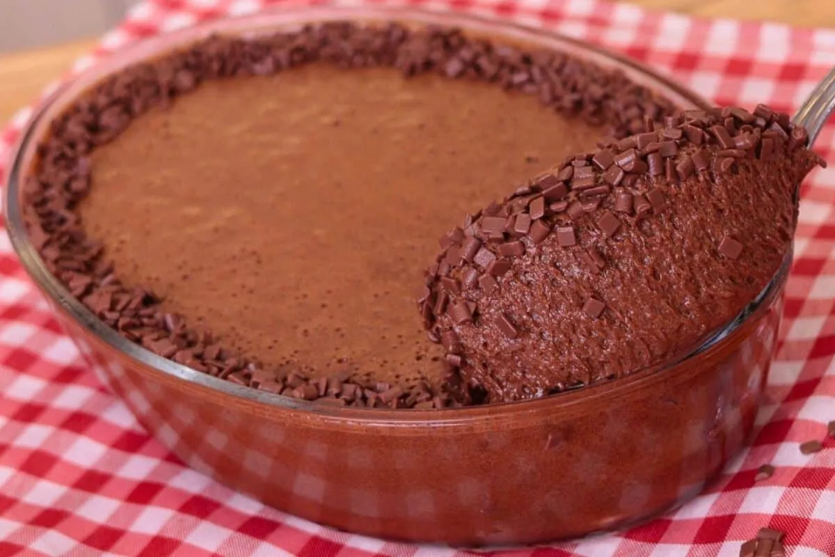 Mousse de chocolate tradicional incrivelmente cremosa e aera