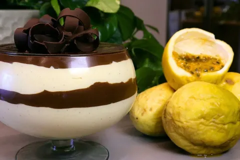 Mousse de maracujá com ganache na taça, uma  sobremesa fácil
