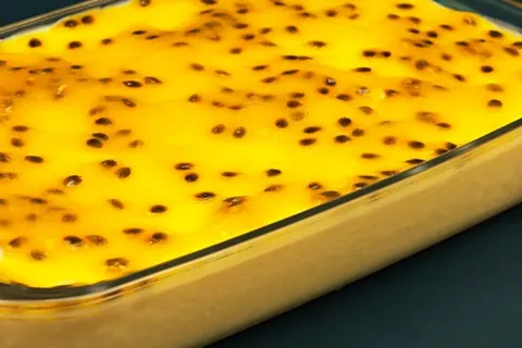 Mousse de maracujá cremosa e saborosa, feita com apenas 3 in