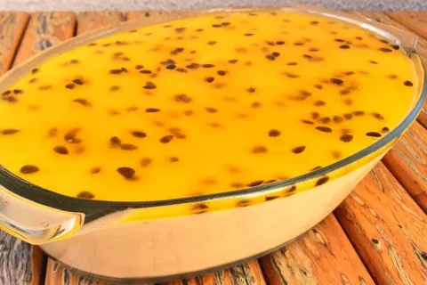 Mousse de maracujá cremoso, uma sobremesa perfeita com azedi
