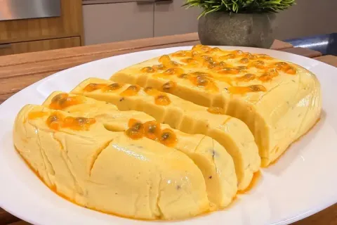 Mousse de maracujá de corte com uma consistência perfeita, u