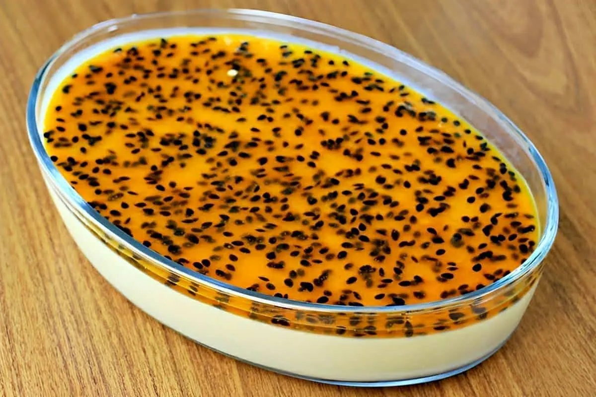 Mousse de maracujá na travessa feito com suco concentrado fi