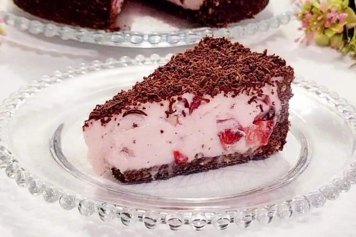 Mousse de morango em uma torta divina que desmancha na boca