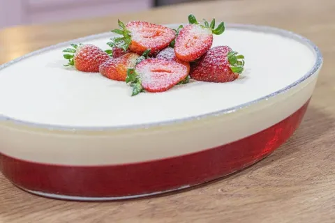 Mousse de ninho com gelatina e morangos, uma sobremesa linda