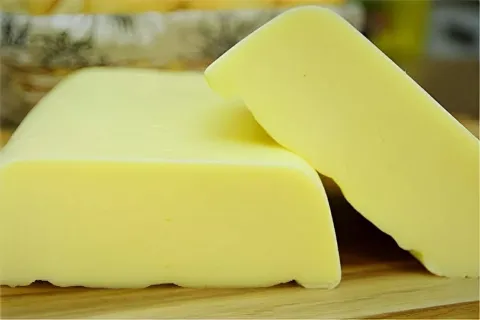 Muçarela caseira falsa feita com leite de caixinha gastando 