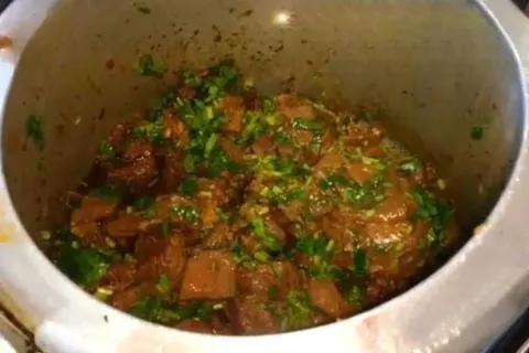 Músculo na panela de pressão uma receita de vó com um temper