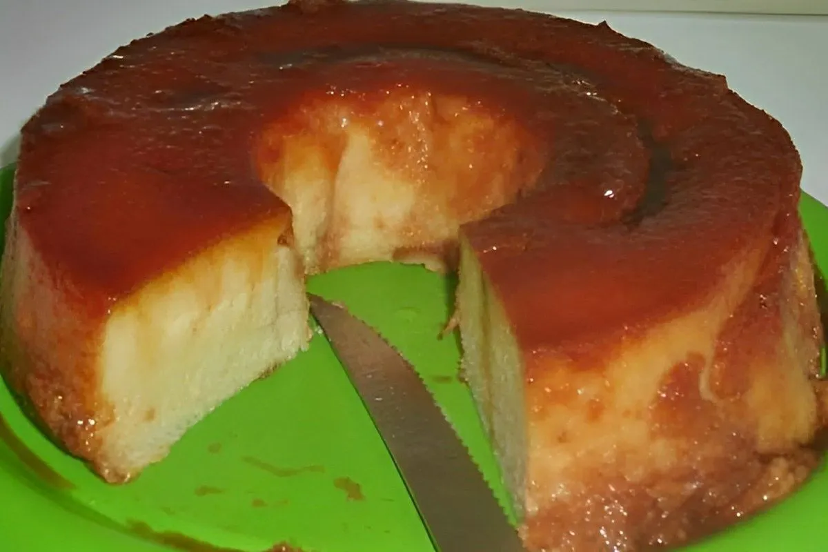 Não desperdice pão amanhecido e faça esse pudim de pão cremo