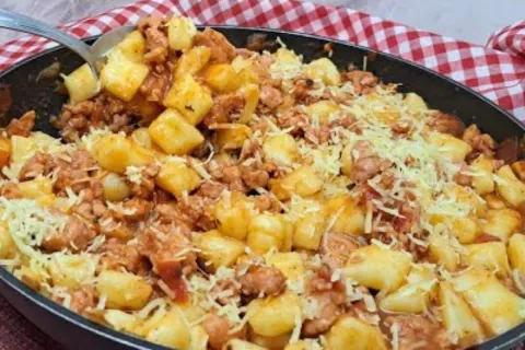 Nhoque de batata com molho de linguiça simples e delicioso p