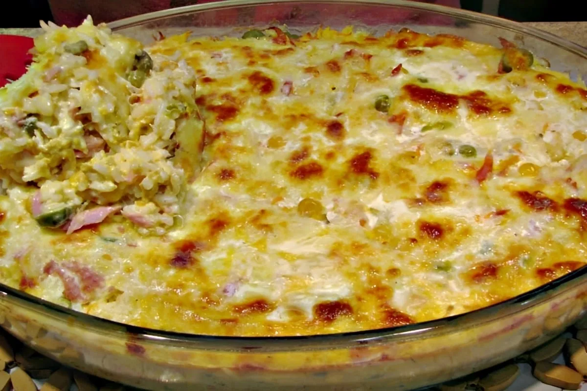 O arroz de forno cremoso e molhadinho que sempre faz sucesso