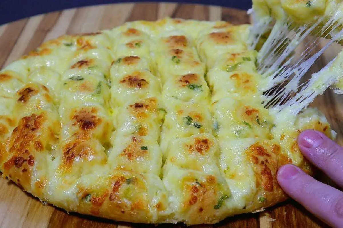 O melhor pão de alho com queijo que existe ótimo para acompa