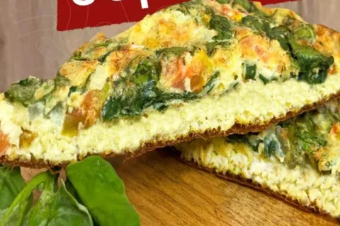 Omelete assado de espinafre preparado no forno para ficar in