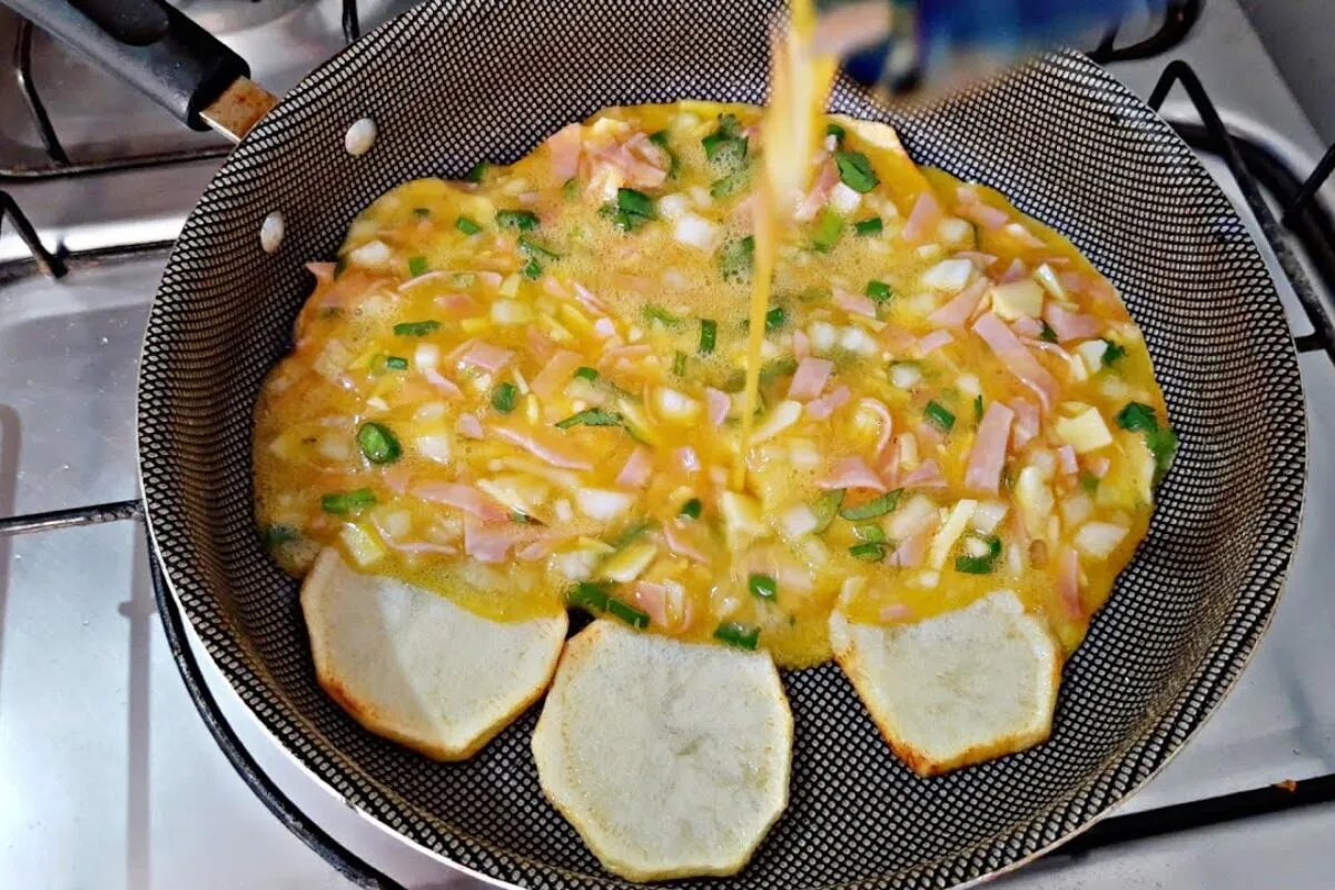 Omelete com batatas simples feito na frigideira que cabe em