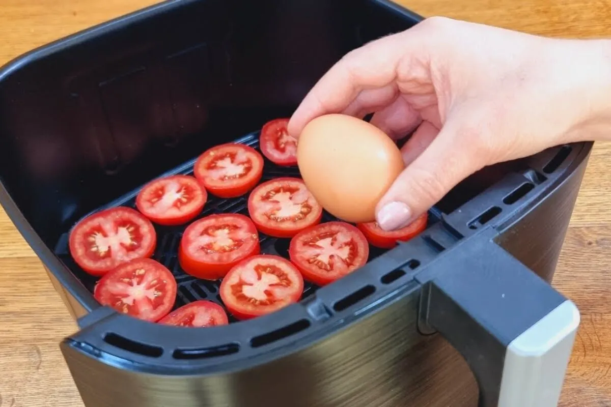 Omelete com legumes na air fryer leve, prática que viralizou