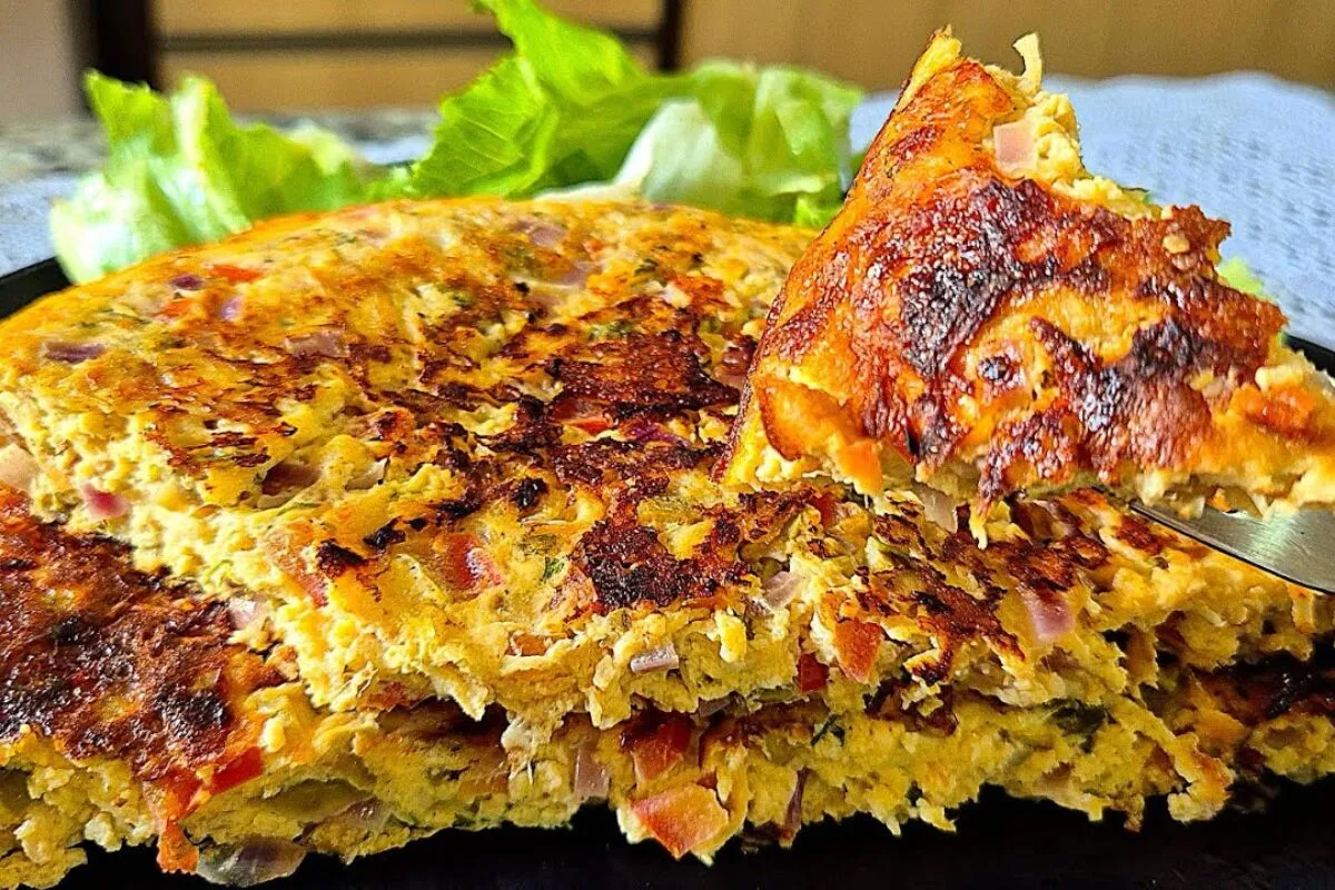 Omelete recheada e bem temperada, uma refeição completa, prá