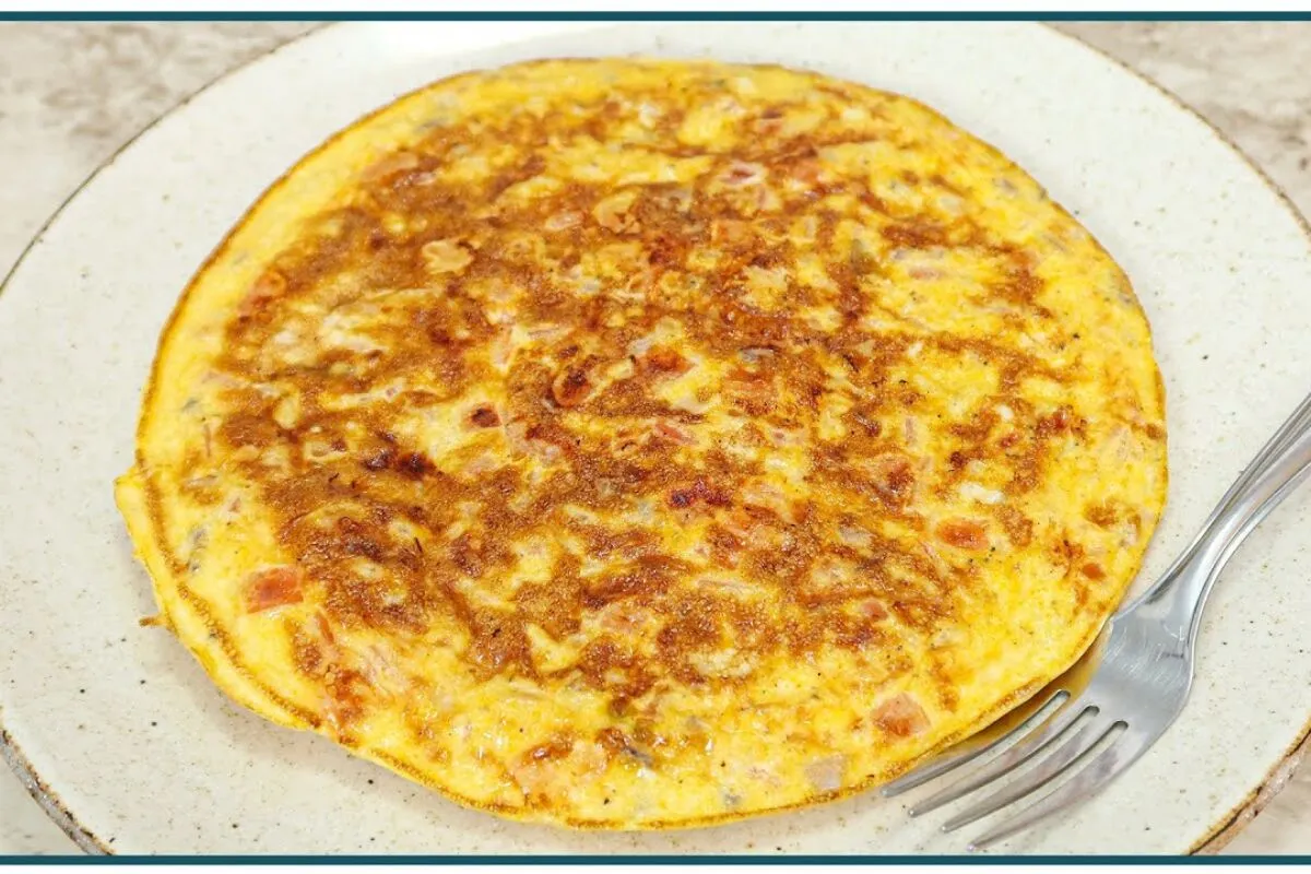 Omelete simples bem temperado e pronto em minutos para o lan