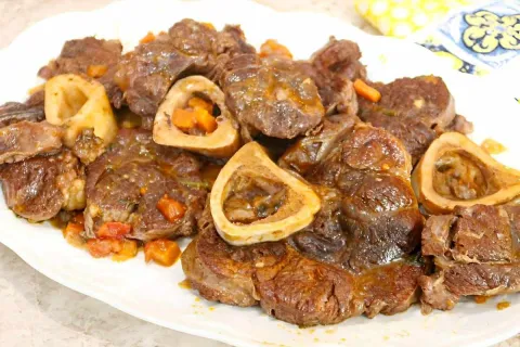 Ossobuco de panela de pressão saboroso e suculento para serv