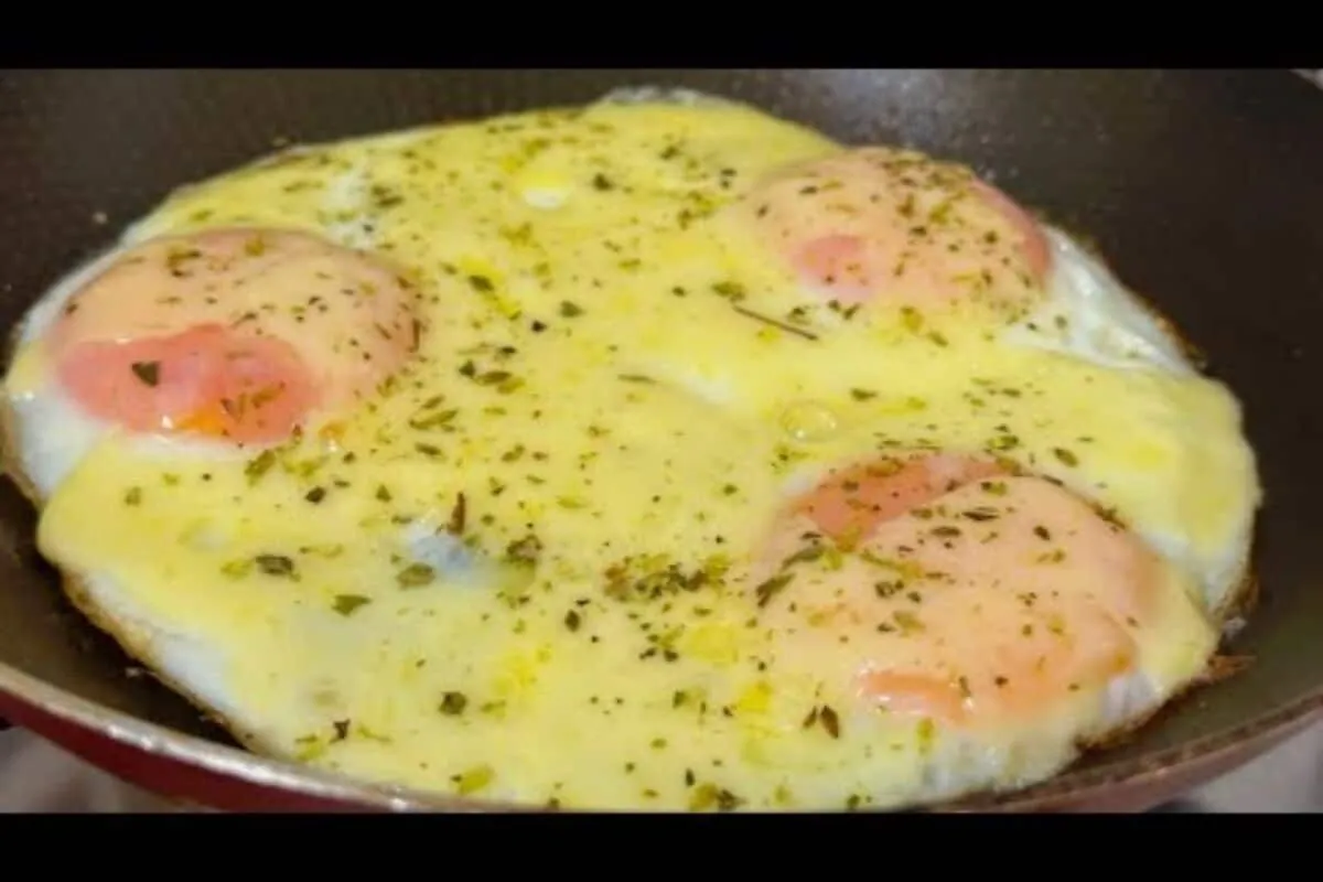 Ovo cremoso com queijo derretido feito na frigideira de um j