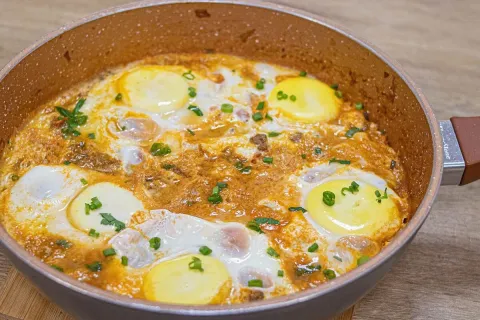 Ovos à bolonhesa é uma receita prática que vai virar uma de 