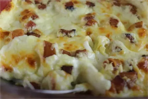 Ovos com creme de batata e bacon gratinados: prato completo 