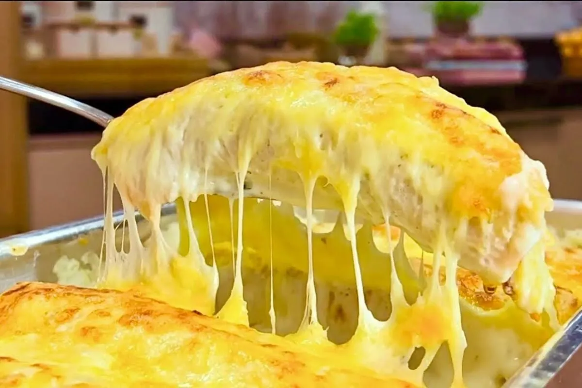 Panqueca ao molho branco gratinada no forno com o molho mais