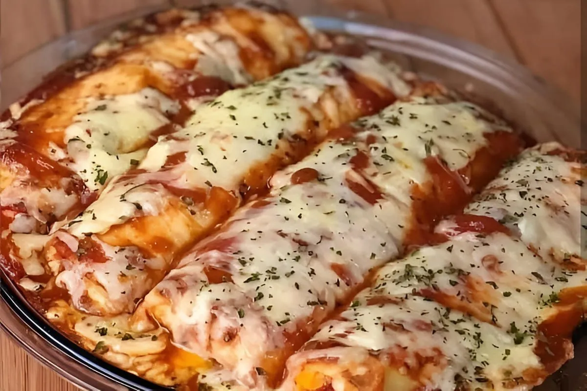 Panqueca de carne moída com molho de tomate e massa fofinha