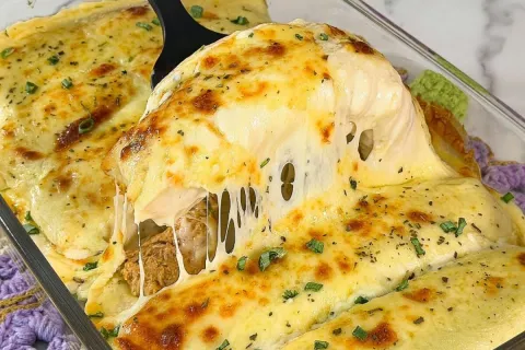 Panqueca de frango com molho branco no forno: receita fácil 