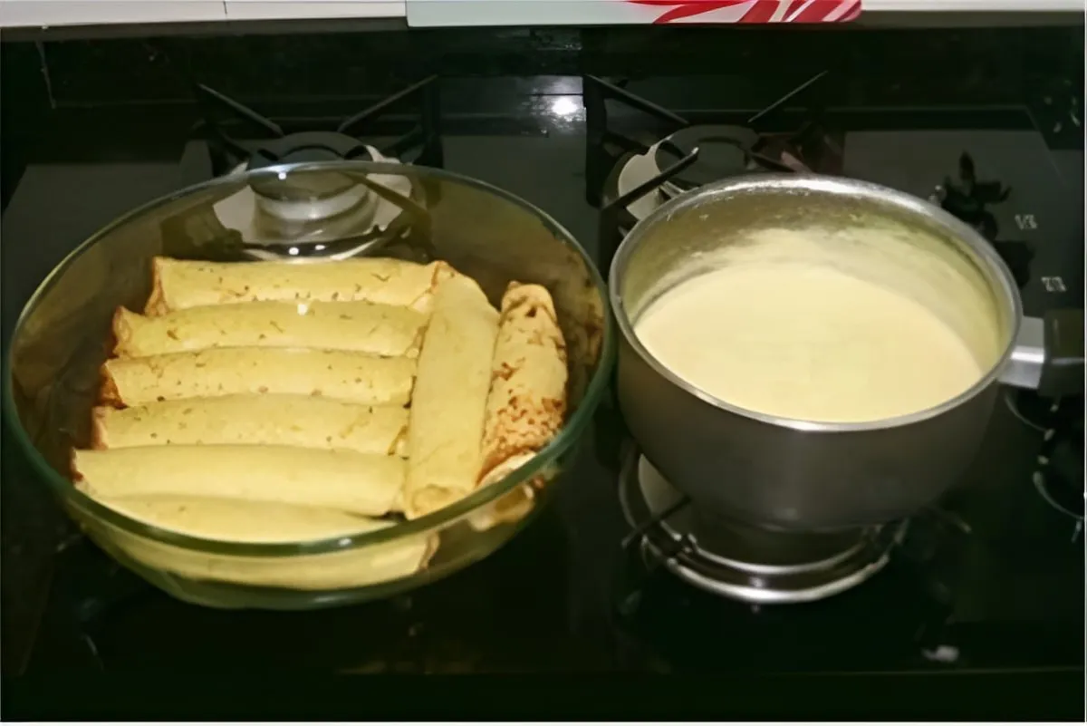 Panqueca de frango com molho branco uma panqueca deliciosa p