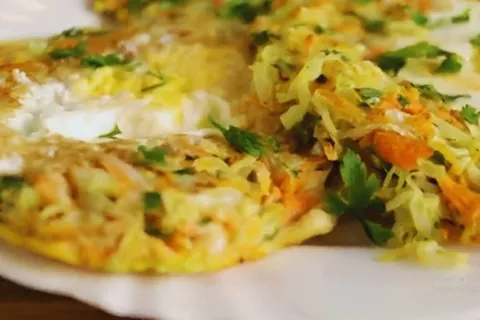 Panqueca de repolho tão boa que dá para substituir a carne d