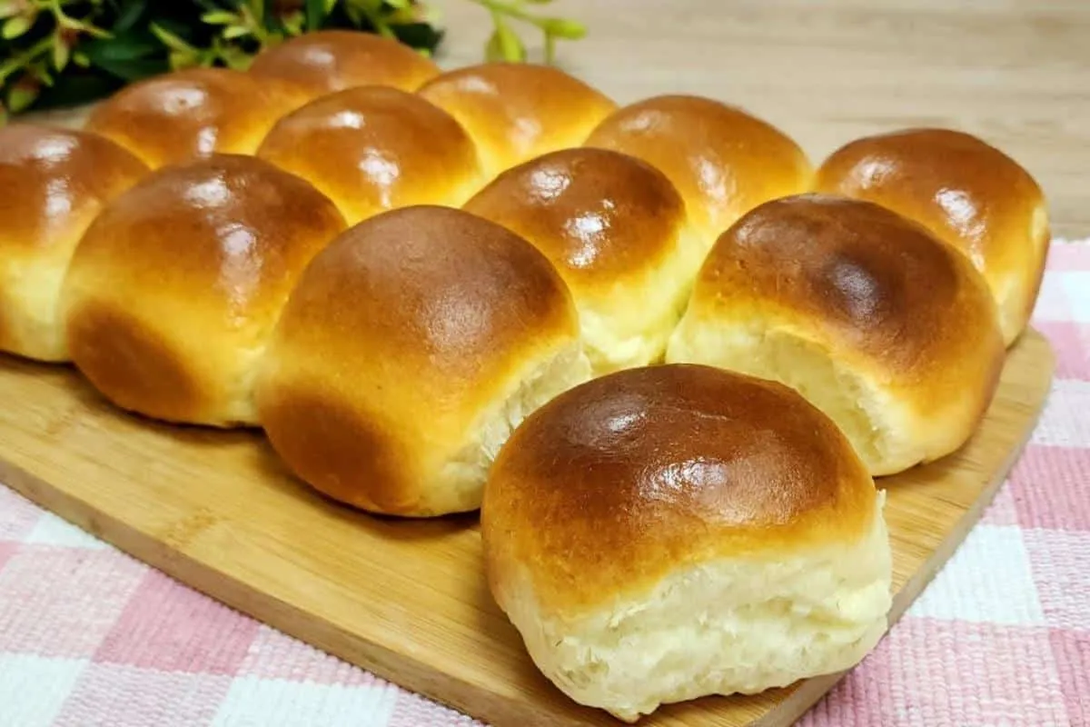 Pão 2 leites que parece um pedaço de algodão de tão macio e
