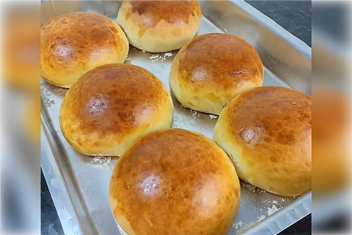 Pão brioche caseiro para sanduíches ou para o café em famíli