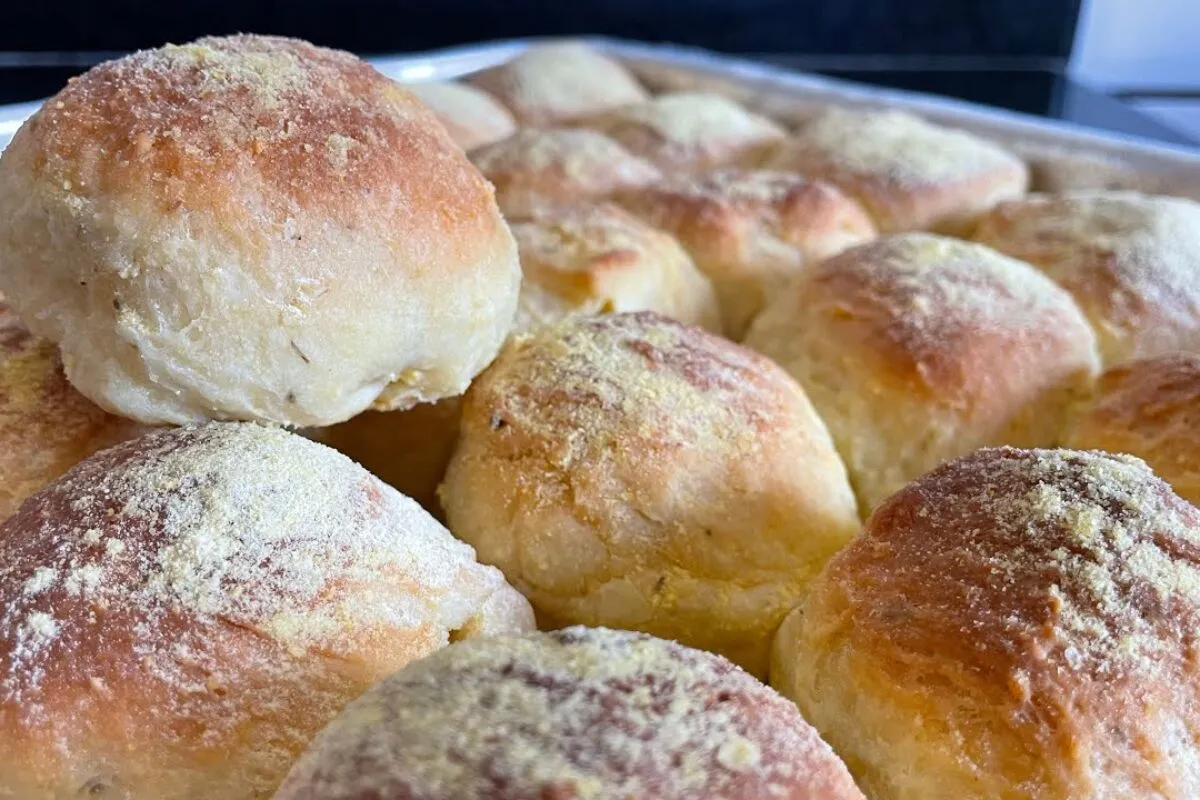 Pão broinha sem ovos, que fica com uma casquinha incrível e