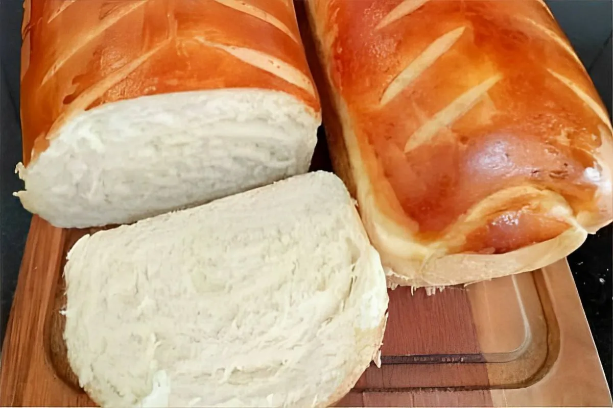 Pão caseiro amanteigado perfeito para comer com requeijão ou