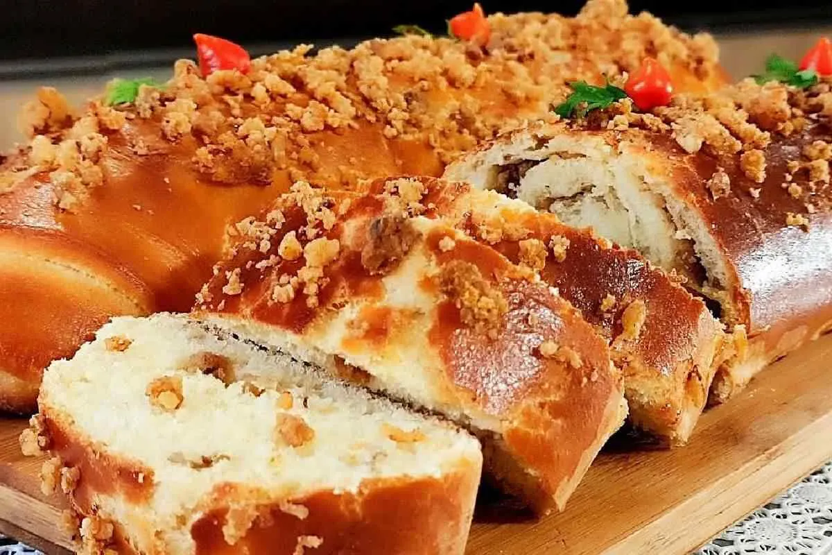 Pão caseiro com torresmo com um sabor incrível e surpreenden