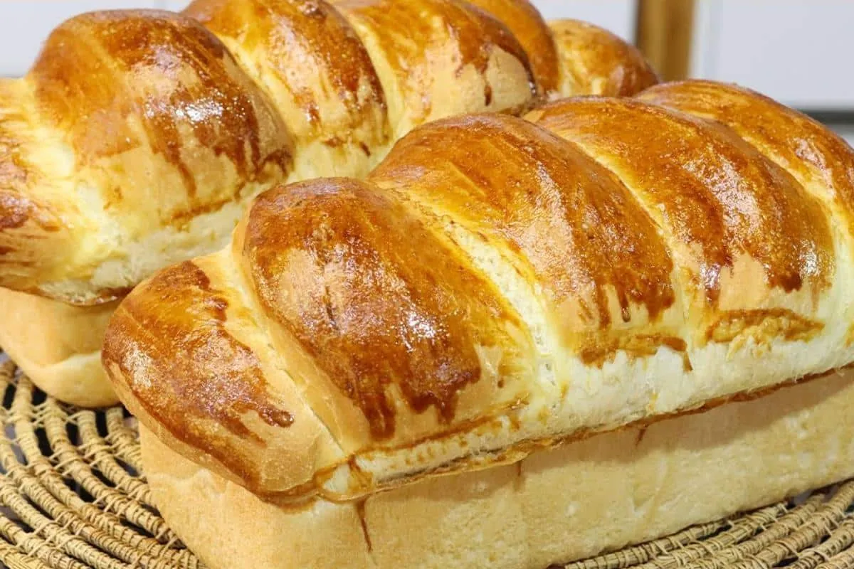 Pão caseiro de água bem fofinho e macio que já sai do forno
