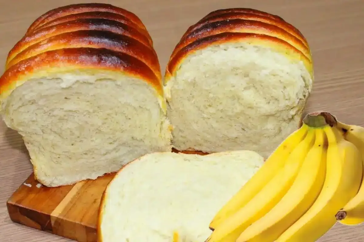 Pão caseiro de banana: fofinho e já sai recheado do forno