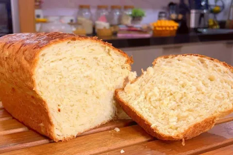 Pão caseiro de batata para comer quentinho com manteiga na h