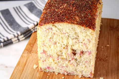 Pão caseiro de calabresa que não precisa de sova e fica bem 