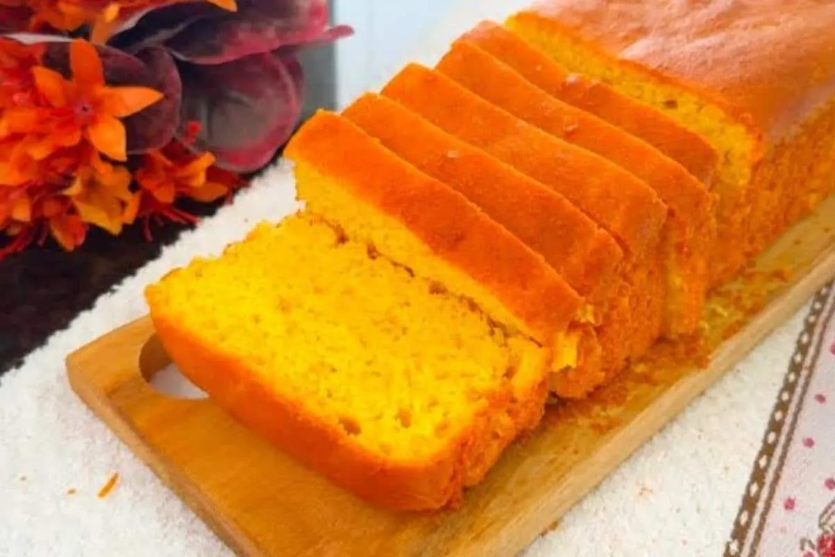 Pão caseiro de fubá fofinho e molhadinho para saborear com u